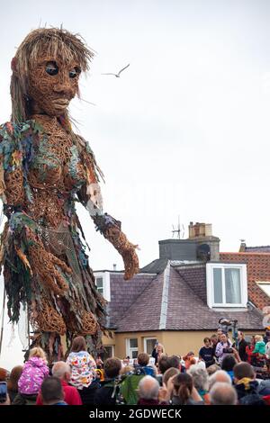 North Berwick, East Lothian, Regno Unito. 15 agosto 2021. Torreggiante a 10 m di altezza Storm a piedi per la prima volta al Fringe dal mare festivo in Nord Berwick credito: Richard Newton/Alamy Live News Foto Stock