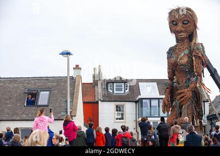 North Berwick, East Lothian, Regno Unito. 15 agosto 2021. Torreggiante a 10 m di altezza Storm a piedi per la prima volta al Fringe dal mare festivo in Nord Berwick credito: Richard Newton/Alamy Live News Foto Stock