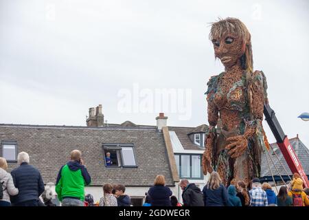 North Berwick, East Lothian, Regno Unito. 15 agosto 2021. Torreggiante a 10 m di altezza Storm a piedi per la prima volta al Fringe dal mare festivo in Nord Berwick credito: Richard Newton/Alamy Live News Foto Stock