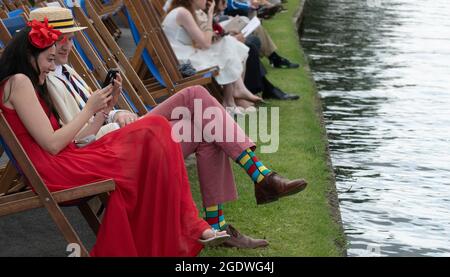 Henley Royal Regatta, 14 agosto 2021 spettatori nel recinto di Steward il sabato, semifinale giorno guardando le trasmissioni TV dal vivo della gara prima che raggiunga la loro vista di fronte a loro . Credit: Gary Blake/Alamy Live News Foto Stock