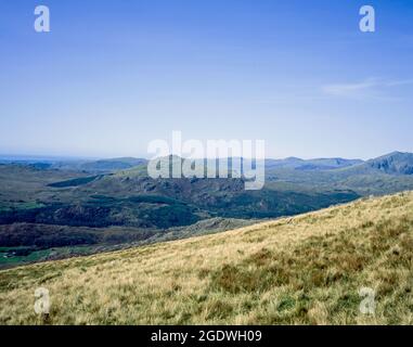 Scafell Pike Scafell e Broad End con Grey Friar primo piano visto dalla cima di Dow Crag vicino Coniston il Lake District Cumbria Inghilterra Foto Stock