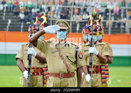 Nagaon, Assam, India. 15 agosto 2021. Assam polizia parata i contiweing maschera salutano la bandiera nazionale durante la celebrazione del 75 ° giorno di Indipendenza a Nagaon, Assam, India./ Credit: DIGANTA TALUKDAR/Alamy Live News Foto Stock