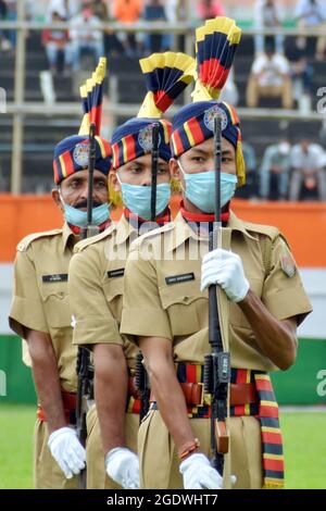 Nagaon, Assam, India. 15 agosto 2021. La polizia di Assam parata i contiweing maschera a causa della pandemia coviale, durante la celebrazione del 75 ° giorno di Indipendenza a Nagaon, Assam, India./ Credit: Diga TALUKDAR/Alamy Live News Foto Stock