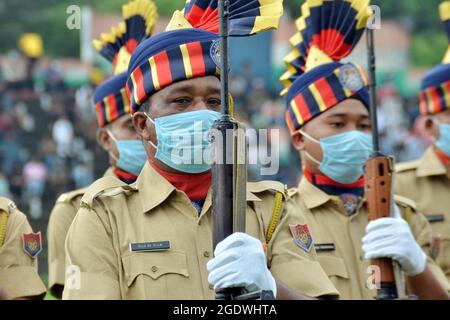 Nagaon, Assam, India. 15 agosto 2021. Parata contigenti della polizia di Assam indossare maschera a causa della pandemia covida partecipa alla marcia passata durante la celebrazione del 75 ° giorno di Indipendenza a Nagaon, Assam, India./ Credit: DIGANTA TALUKDAR/Alamy Live News Foto Stock