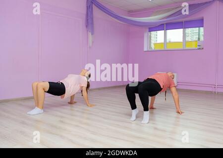 L'istruttore di danza della ragazza mostra gli elementi del numero ad un'altra ragazza. Allenamento di danza. Foto Stock