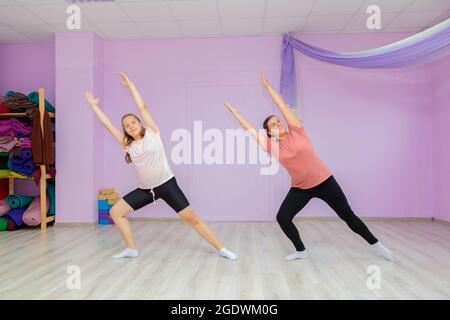 L'istruttore di danza della ragazza mostra gli elementi del numero ad un'altra ragazza. Allenamento di danza. Foto Stock