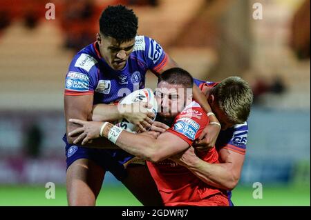 Hull, Inghilterra - 13 agosto 2021 - Greg Minikin (3) di Hull Kingston Rovers avvolto da Kai Pearce-Paul e Morgan Smithies of Wigan Warriors durante la Rugby League Betfred Super League Hull Kingston Rovers vs Warriors Wigan all'Hull College Craven Park, Hull, UK Dean Williams Foto Stock