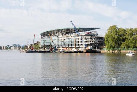 Il nuovo Riverside Stand del Fulham Football Club è in costruzione sulle rive del Tamigi, nel sud-ovest di Londra, Inghilterra, Regno Unito Foto Stock