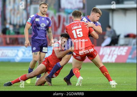 Hull, Inghilterra - 13 agosto 2021 - Morgan Smithies of Wigan Warriors affrontato da George Lawler (15) di Hull Kingston Rovers durante la Rugby League Betfred Super League Hull Kingston Rovers vs Wigan Warriors a Hull College Crawen Park, Hull, UK Dean Williams Foto Stock