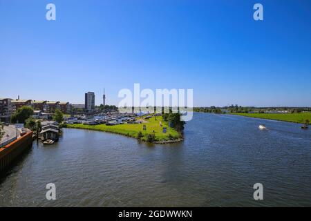 Roermond (Marina Oolderhuske), Paesi Bassi - 9 luglio. 2021: Vista sul porto con barche a motore e yacht a vela contro il cielo blu estivo, il paesaggio e riv Foto Stock