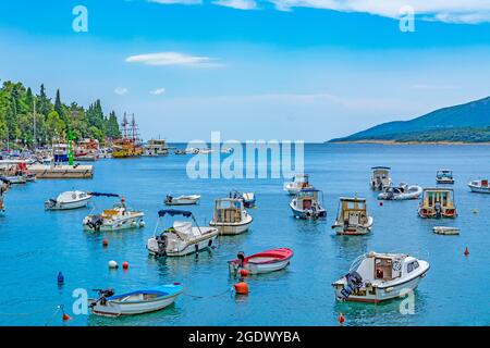 Rabac resort nella penisola istriana, Croazia, sul mare Adriatico, piccole navi nella baia del porto Foto Stock