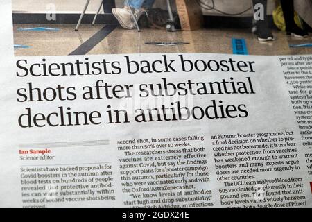 'Cientists back booster shots after sostanziale declino in Antibodies' articolo di giornale Guardian all'interno della pagina il 16 luglio 2021 a Londra UK Foto Stock