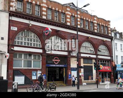 Vista della stazione della metropolitana di Camden Town sulla metropolitana di Londra Foto Stock