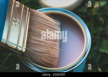 Un pennello in legno con vernice bianca Foto stock - Alamy