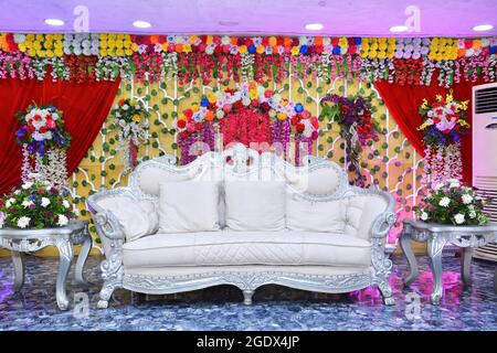 Sala banchetti arredata con fiori. Matrimonio sposa e Groom divano bianco. Foto Stock