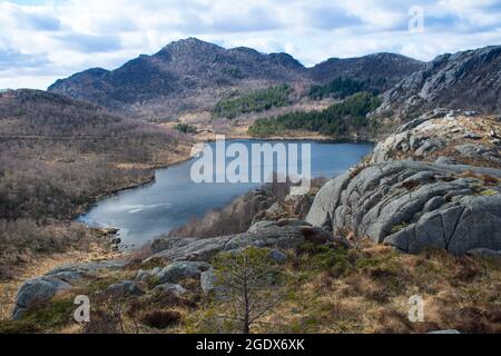 Spettacolare vista areale della città lago dalla cima dei fiordi nel sud della Norvegia - concetto europeo di escursioni e viaggi Foto Stock