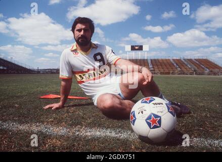 IMMAGINE FILE: 15 agosto 2021. La leggenda del calcio Gerd Mueller è morta all'età di 75 anni. La leggenda del calcio Gerd MUELLER morì all'età di 75 anni. Foto d'archivio; Gerd MUELLER, Germania, calcio, Fort Lauderdales Striker, Siede sul campo nello stadio, figura intera, guarda nella fotocamera, QF Â Credit: dpa Picture Alliance/Alamy Live News Foto Stock