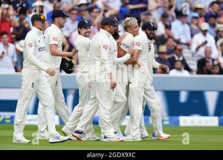 Sam Curran, in Inghilterra, festeggia con i suoi compagni di squadra dopo aver licenziato Virat Kohli, in India, durante il quarto giorno della seconda partita di test a Lord's, Londra. Data immagine: Domenica 15 agosto 2021. Foto Stock