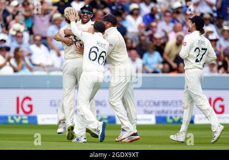 Sam Curran, in Inghilterra, festeggia con i suoi compagni di squadra dopo aver licenziato Virat Kohli, in India, durante il quarto giorno della seconda partita di test a Lord's, Londra. Data immagine: Domenica 15 agosto 2021. Foto Stock