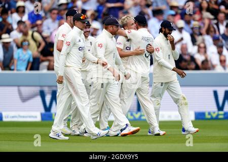 Sam Curran, in Inghilterra, festeggia con i suoi compagni di squadra dopo aver licenziato Virat Kohli, in India, durante il quarto giorno della seconda partita di test a Lord's, Londra. Data immagine: Domenica 15 agosto 2021. Foto Stock