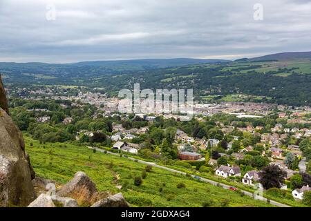 La città termale di Ilkley, il genteel Victorian Yorkshire, dalle rocce di Cow e Calf in una giornata estiva sovracolata, Ilkley Moor, West Yorkshire, Regno Unito Foto Stock