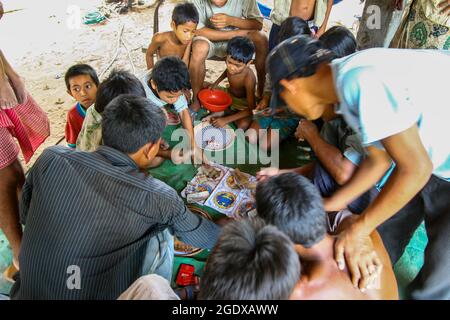 Agosto 15, 2021-Siem Reap, Cambogia-in questa foto è file foto. Una gente di villaggio gioca a gabling a vicino villaggio in Siem Reap, Cambogia. La Cambogia ha iniziato ad offrire vaccini coronavirus booster il giovedì in una rinnovata guida di salute pubblica dopo essere riuscito a inoculare più della metà della sua popolazione. Foto Stock