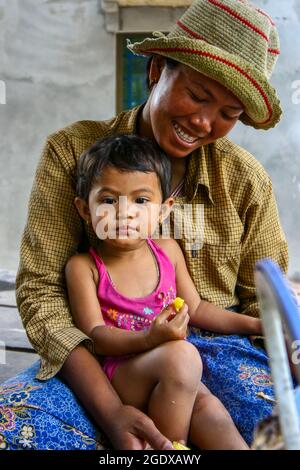 Agosto 15, 2021-Siem Reap, Cambogia-in questa foto è file foto. Mon e il figlio trascorrono il tempo di riposo all'ombra vicino al villaggio di Siem Reap, Cambogia. La Cambogia ha iniziato ad offrire vaccini coronavirus booster il giovedì in una rinnovata guida di salute pubblica dopo essere riuscito a inoculare più della metà della sua popolazione. Foto Stock