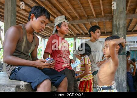 Agosto 15, 2021-Siem Reap, Cambogia-in questa foto è file foto. I ragazzi trascorrono il tempo di riposo all'ombra vicino al villaggio di Siem Reap, Cambogia. La Cambogia ha iniziato ad offrire vaccini coronavirus booster il giovedì in una rinnovata guida di salute pubblica dopo essere riuscito a inoculare più della metà della sua popolazione. Foto Stock