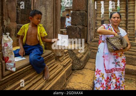 Agosto 15, 2021-Siem Reap, Cambogia-in questa foto è file foto. Ragazzo che pregava di visitare Ankor a Siem Reap, Cambogia. La Cambogia ha iniziato ad offrire vaccini coronavirus booster il giovedì in una rinnovata guida di salute pubblica dopo essere riuscito a inoculare più della metà della sua popolazione. Foto Stock