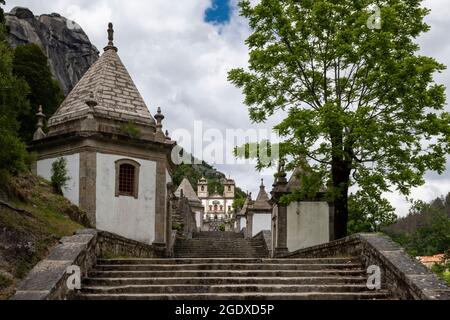 Vista sul bellissimo Santuario de Nossa Senhora da Peneda, al Parco Nazionale Peneda Geres, nel Norhern Portogallo. Foto Stock