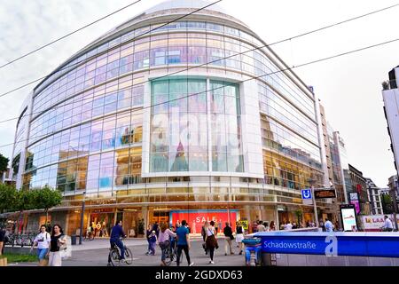 Gli amanti dello shopping si trovano nel Schadowstraße centro di Düsseldorf, con un moderno edificio in vetro del grande magazzino di abbigliamento Peek & Cloppenburg. Foto Stock