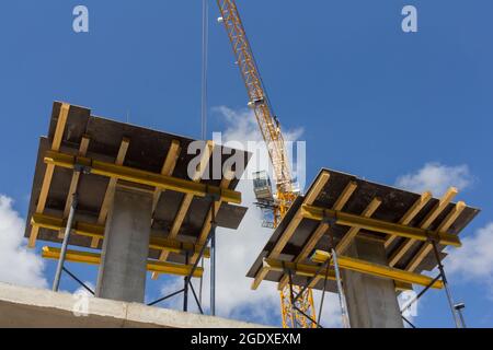 Casseforme per costruzione monolitica. Costruzione di edifici con tecnologia monolitica. Costruzione di pareti monolitiche in cantiere. Foto Stock