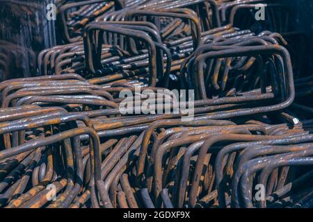 Texture di retinatura. Asta di rinforzo in acciaio. Rusty rastra per la colata di calcestruzzo. Barre di rinforzo in acciaio. Armatura in acciaio per costruzioni. Chiudi Foto Stock