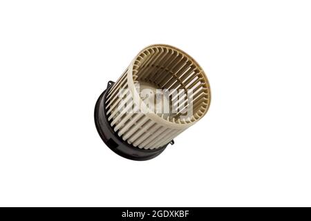 Il vecchio motorino del ventilatore dell'auto è isolato su sfondo bianco. Il vecchio motorino della ventola dell'aria sporca della vettura è isolato. Salva con tracciato di ritaglio Foto Stock