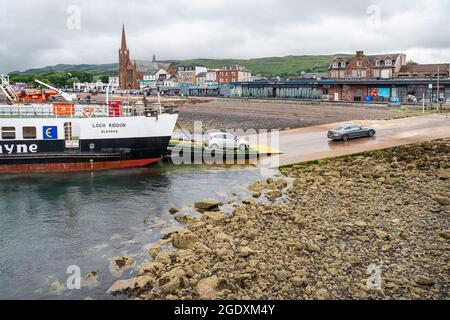 Le auto scaricano dai CalMac Largs al Great Cumbrae Island Ferry, Largs, Scozia Foto Stock