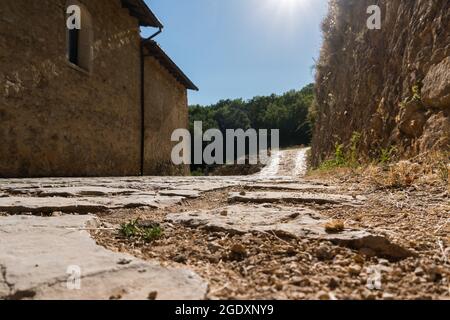 Rosciolo dei Marsi , Italia-7 agosto 2021: La chiesa romanica, di origine benedettina, si trova in un luogo solitario alle pendici del Monte Velino Foto Stock