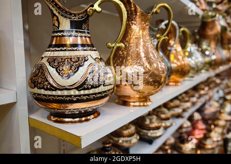 Caraffe in ottone di stile arabo tradizionale fatte a mano Foto Stock