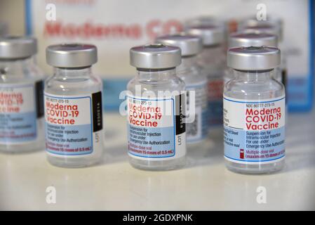 Tunisi, Tunisia. 15 agosto 2021. Moderna COVID-19 flaconcini di vaccino visti su un tavolo presso un centro di inoculazione in un edificio di scuola superiore nella capitale Tunisi.il Direttore Generale della Salute tunisina Faycel ben Salah ha detto che circa 1 milione di persone saranno chiamati al 2 ° giorno di vaccinazione intensiva del coronavirus, che si rivolge ai gruppi di 18-39 anni. (Foto di Jdidi Wassim/SOPA Images/Sipa USA) Credit: Sipa USA/Alamy Live News Foto Stock