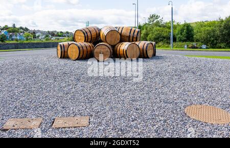 Barili o botti di whisky impilati al centro della rotonda che formano un punto di riferimento geometrico Foto Stock