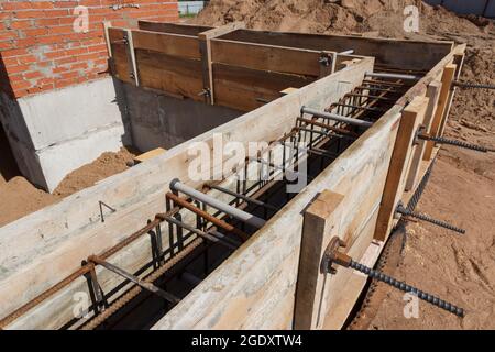 Cassaforma per la costruzione di pannelli in legno. Lavori in calcestruzzo. Installazione di una nuova fondazione. Costruzione Foto Stock