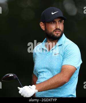 Alexander Levy tee il 18 ° giorno durante il quarto giorno del Cazoo Classic al London Golf Club di Ash, Kent. Data immagine: Domenica 15 agosto 2021. Foto Stock