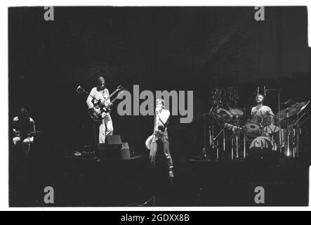 Genesis, Palace Theatre Manchester. 28 Aprile 1975. L'agnello si trova lungo il tour di Broadway, immagine di gruppo. L'ultimo tour di Peter Gabriel con la band. Foto : Simon Robinson / Easy on the eye. Più negativi sul file. Foto Stock