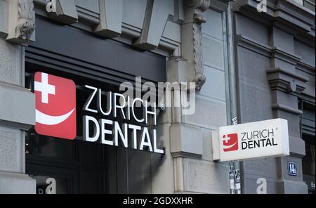 ZURIGO, SVIZZERA - 30 NOVEMBRE 2019: Medicina dentale a Bahnhofplatz a Zurigo Foto Stock