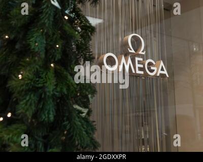 ZURIGO, SVIZZERA - 30 NOVEMBRE 2019: Decorazione natalizia della vetrina Omega di Zurigo e del logo del marchio. Foto Stock