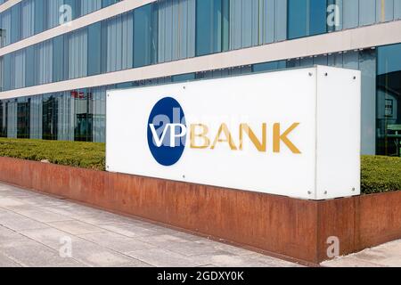 VADUZ, LIECHTENSTEIN - 28 MARZO 2020: VP Bank AG è una banca privata del Liechtenstein con sede a Vaduz. Fu fondata nel 1956 e divenne una delle più grandi Foto Stock