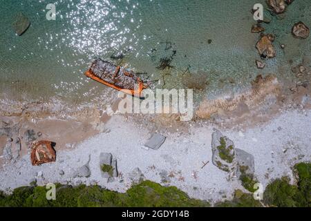 Drone vista del relitto su una riva nella città di Agios Gordios su un'isola greca di Corfù Foto Stock