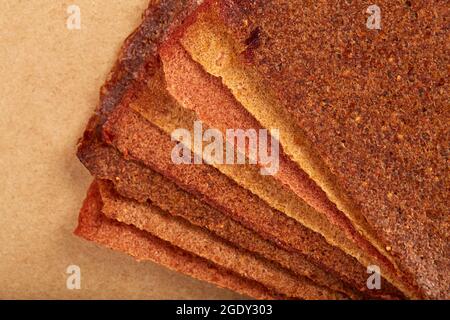 Primo piano di dolce pura pastiglia di frutta in panini. Dolci sani - losanghe, patatine di frutta. Dolci naturali di frutti di bosco e frutta. Dieta cibo vitaminico e cibo vegano. Foto Stock