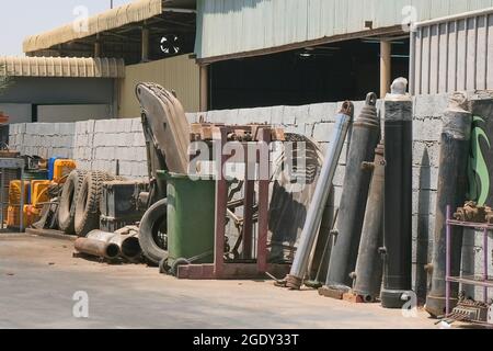 Cortile della stazione di riparazione per veicoli industriali. Manutenzione del carrello. Foto Stock