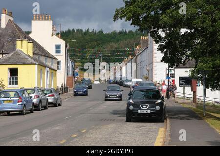 Gatehouse of Fleet, Scozia - 15 agosto 2021: The High Street nella città di Gatehouse of Fleet durante la settimana di gala, Dumfries e Galloway, Scozia Foto Stock