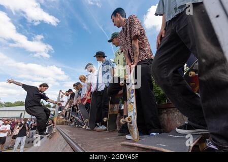 14/08/2021. Londra, Regno Unito. Gli skateboarder partecipano all'evento Harrow Skate Park Jam. Il parco di pattinaggio in cemento, a. k. a Solid Surf, è stato costruito e aperto il 15 luglio 1978. E' uno dei due parchi per skate rimasti costruiti negli anni '70. Ci sono progetti per Harrow Council per risviluppare il parco di skate e l'area circostante. Foto di Ray Tang. Solo per uso editoriale. Foto Stock